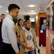 Wethouder Scholtes spreekt met jonge mantelzorgers op MBO College West