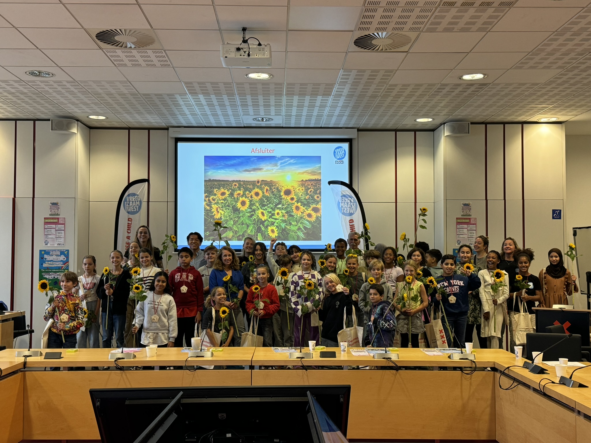 Kinderwijkraden Amsterdam West in gesprek met bestuurders in Raadzaal Stadsdeelkantoor